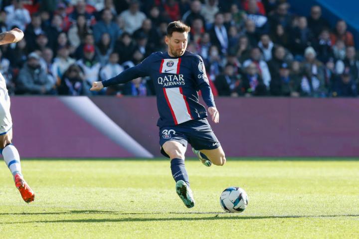 体育中超：缺兵少将 山东泰山0-3不敌上海申花