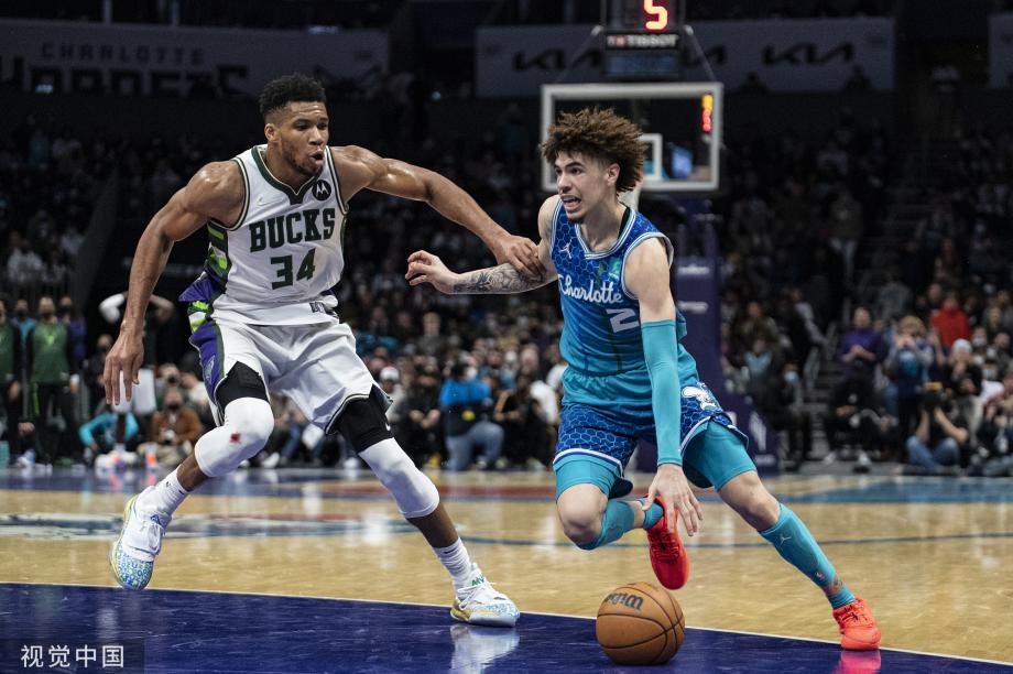 巴萨球员穿特制T恤入场：我们与你同在，贝尔纳尔