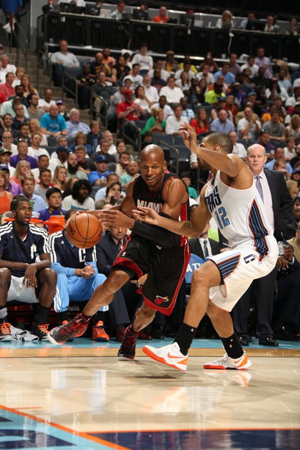 三万球迷冷雨夜见证:泰山拿下中国足球外战开年红!.