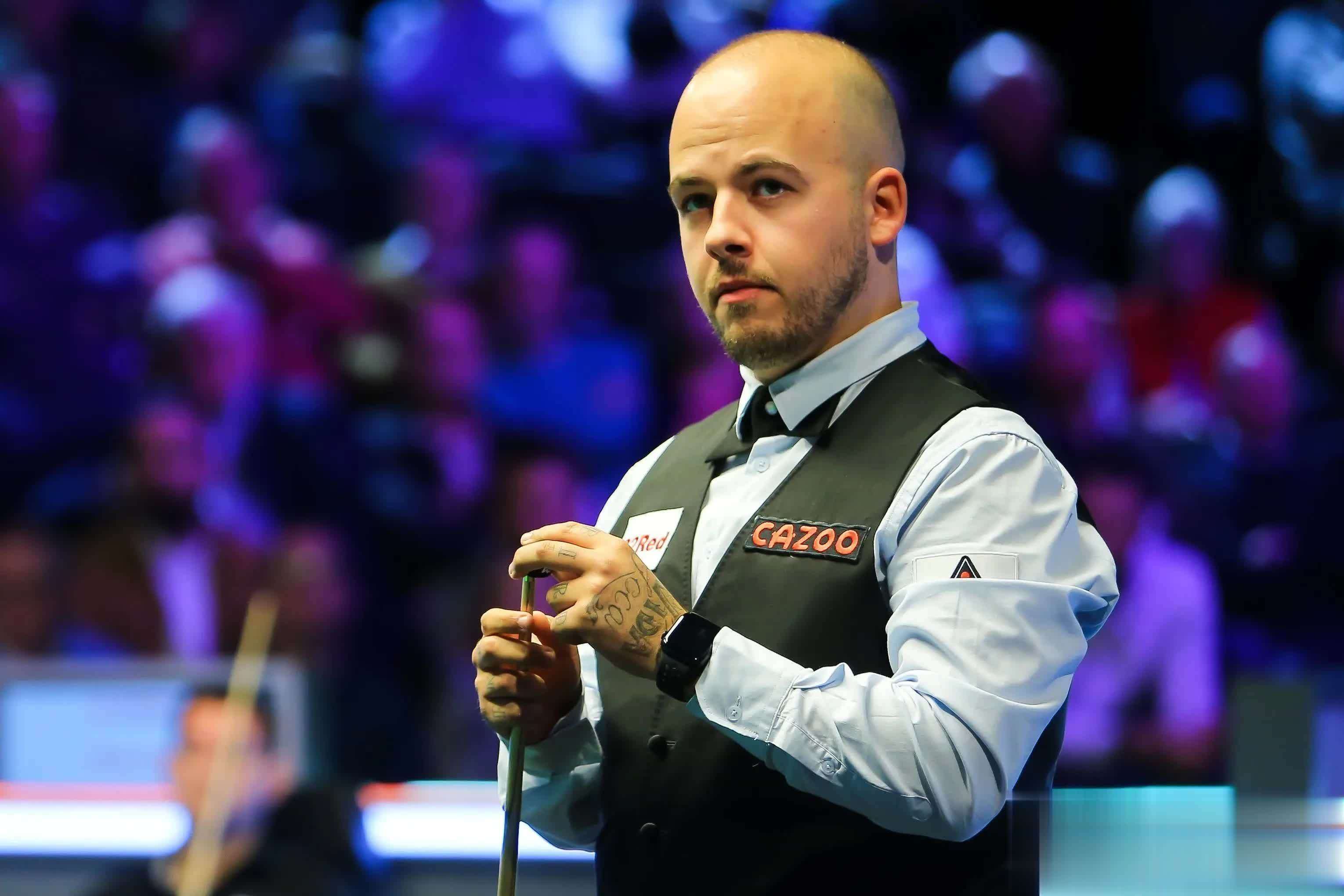 澳大利亚队上午逛街,赛前晚了25分钟出场热身,仍2-0战胜国足.